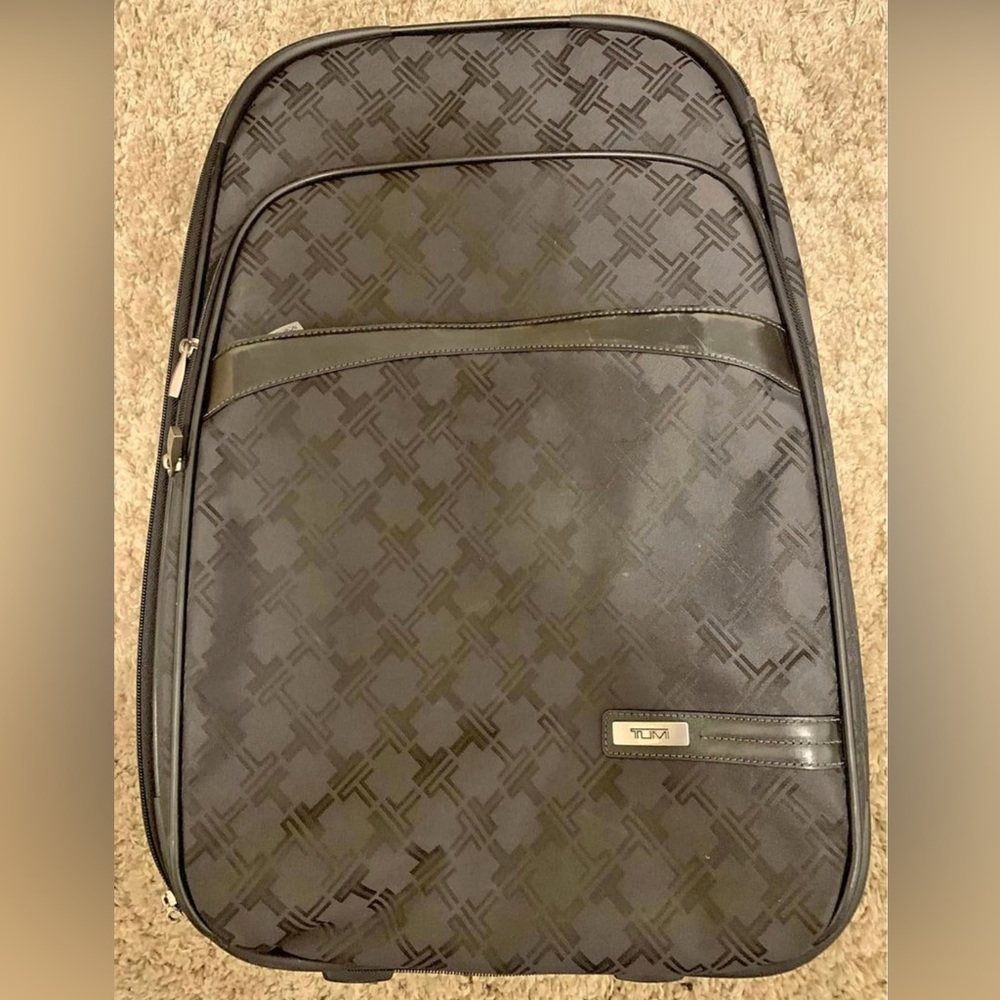 TUMI BLACK SIGNATURE COLLECTION CARRY ON TRAVEL LUGGAGE 2 WHEEL PREOWNED